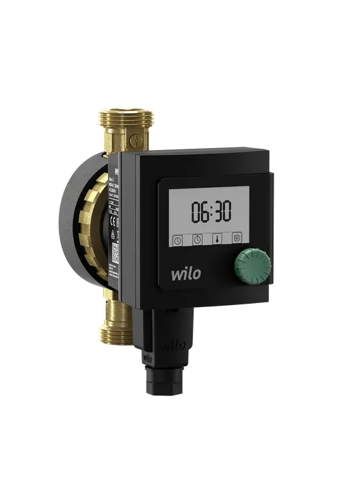 Schwarzes digitales Steuergerät von Wilo mit Bildschirm und grünem Drehknopf, verbunden mit einer Metallverbindung. Geeignet für Heizungs- und Wasserkreislaufsysteme, kompatibel mit Danfoss.